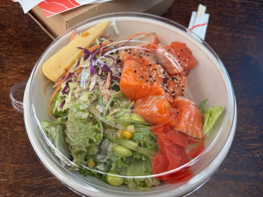 サーモンポケ丼